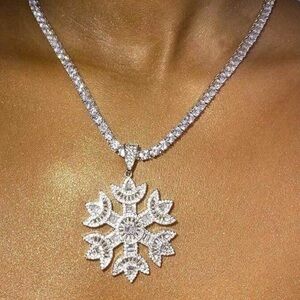 Icy snowflake necklace 18 inches